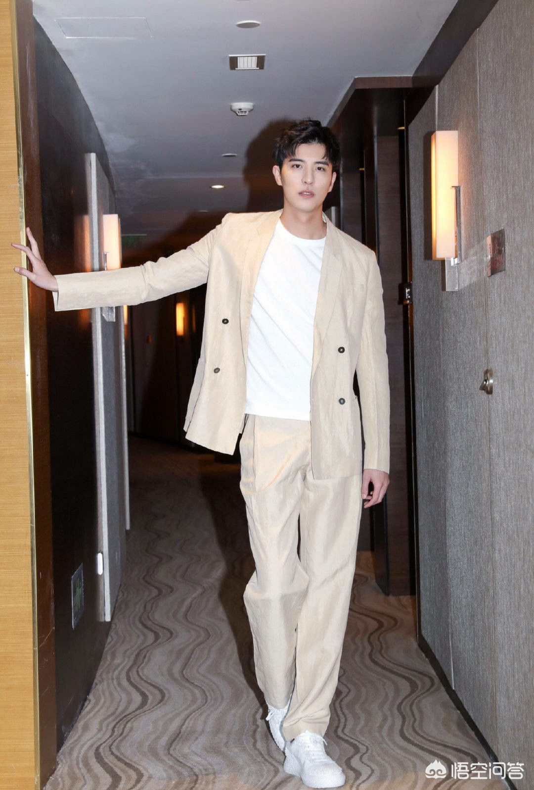 休闲t恤怎么搭配-休闲西服配polo衫还是t恤？