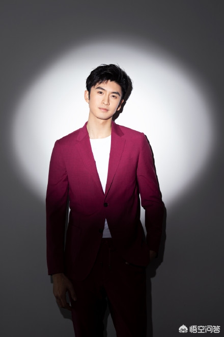 休闲t恤怎么搭配-休闲西服配polo衫还是t恤？