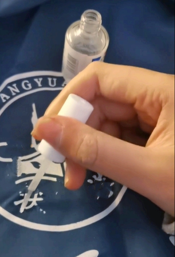 如何快速去除t恤上的印花胶-t恤上的印花怎么去掉？