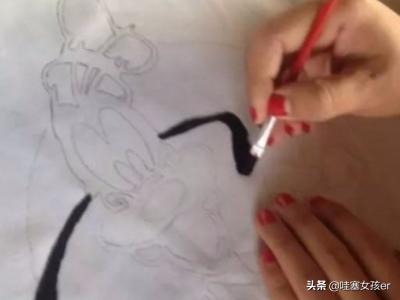 t恤衫设计创意图片大全集-如何在白色T恤上进行创意DIY树叶拓印？