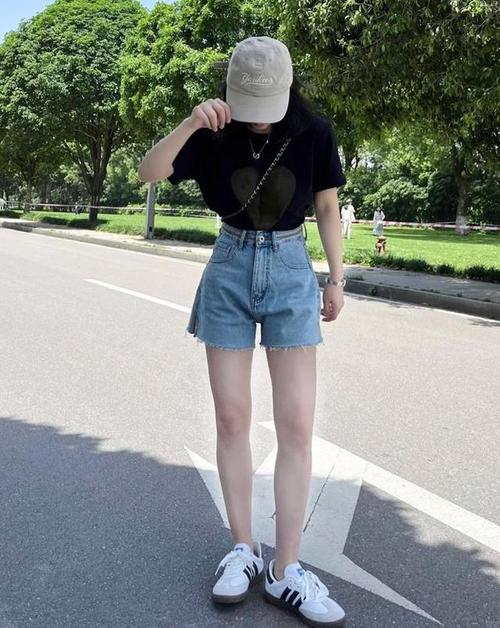 t恤家衣服怎么样好看吗-T恤+短裤,怎么搭才好看?
