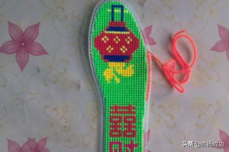 刺绣鞋垫花样图案大全图片-十字绣鞋垫最简单的图案三种颜色？