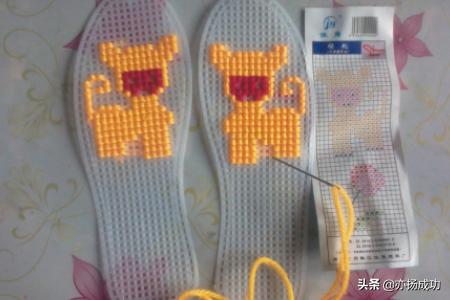 刺绣鞋垫花样图案大全图片-十字绣鞋垫最简单的图案三种颜色？