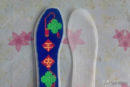 刺绣鞋垫花样图案大全图片-十字绣鞋垫最简单的图案三种颜色？