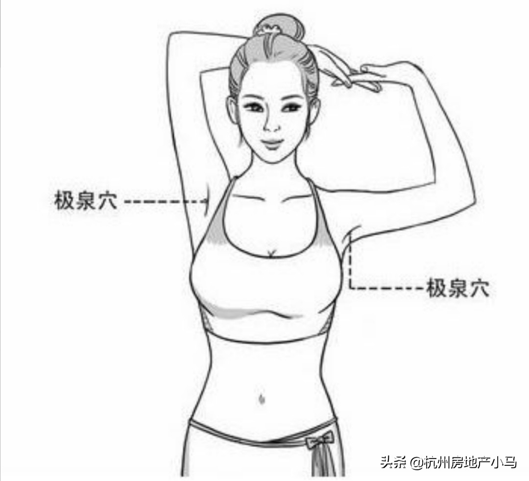 t恤领口太小怎么改大衣-带领子T恤如何搭配裤子和外套？